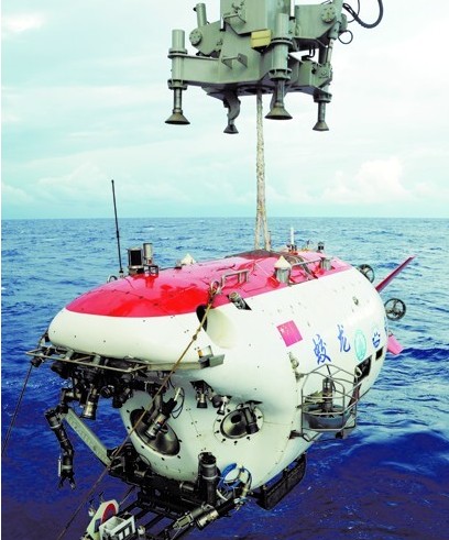 蛟龍?zhí)杽P旋抵青島 帶回海底7000米水樣 蛟龍?zhí)杽P旋抵青島 帶回海底7000米水樣