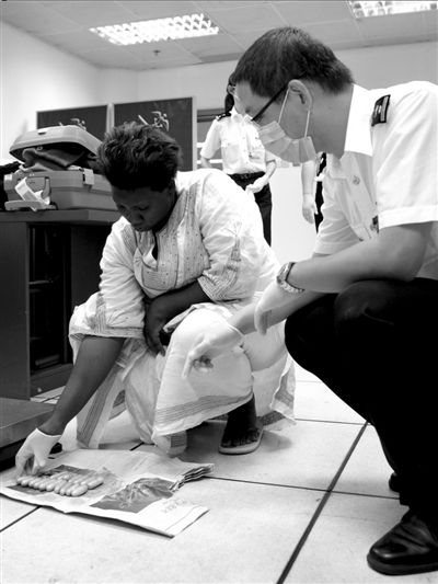 從外籍女子體內(nèi)排出91粒毒品。本報(bào)通訊員劉曉晨攝