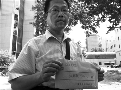 小傳旺舅爺拿到當地檢察院5000元捐款。此前，小傳旺被人用充氣泵從肛門充氣造成重傷，進京治療。新京報記者 李寧 攝