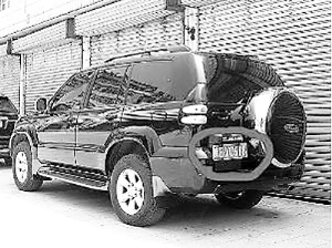 潼關(guān)縣政府院內(nèi)停放的豐田霸道，車牌號為陜EV0618