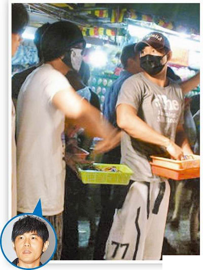 周杰倫（左）前晚被發(fā)現(xiàn)在高雄瑞豐夜市玩套圈圈，右為劉畊宏