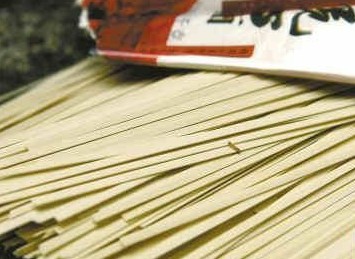 吉之島超市掛面被曝生蟲 致孕婦嘔吐不止