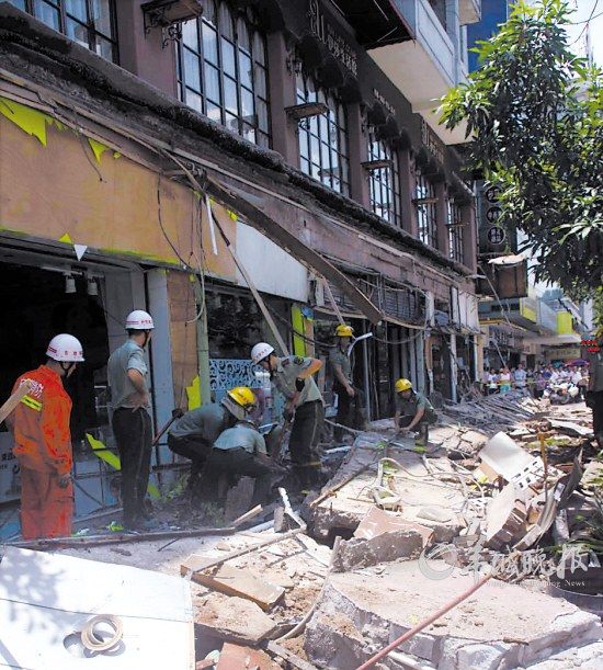 東莞30米臨街陽(yáng)臺(tái)坍塌 男子救下十余路人