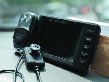 青島的哥副駕駛位置安隱形攝像頭 感覺(jué)乘客不地道就錄