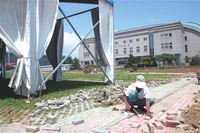 青島世紀(jì)廣場(chǎng)啤酒城鋪荷蘭磚防游客燥熱 道路硬化月底完工