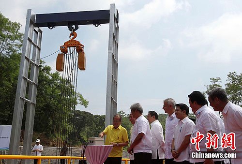 圖為阿基諾總統(tǒng)在開通儀式上按下通水按鈕。中新社發(fā) manacanang 攝