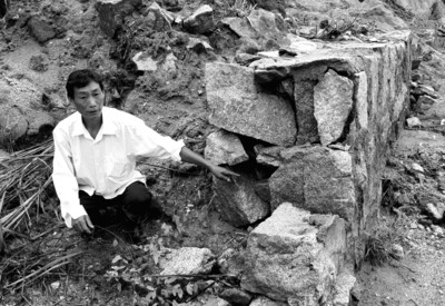 泥巴雜草充當(dāng)水泥砂漿砌擋土墻