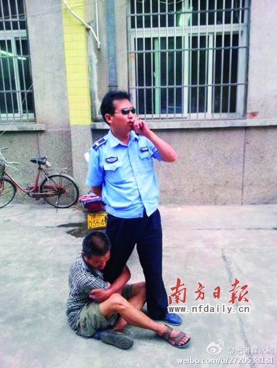 城管回應(yīng)小販抱大腿討說法 稱拍照記者存有預謀