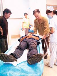 工人爬樹(shù)安燈箱被當(dāng)成賊 被醉漢砸斷腿 工人爬樹(shù)安燈箱被當(dāng)成賊 被醉漢砸斷腿