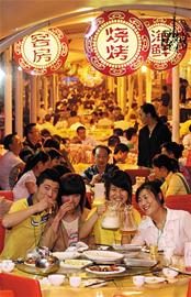 青島四啤酒狂歡地酒價(jià)差得離譜 青島四啤酒狂歡地酒價(jià)差得離譜