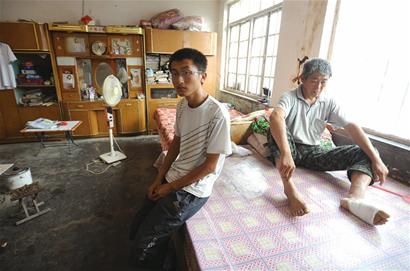 學(xué)習(xí)尖子家貧僅兩套衣服過(guò)夏天 學(xué)習(xí)尖子家貧僅兩套衣服過(guò)夏天