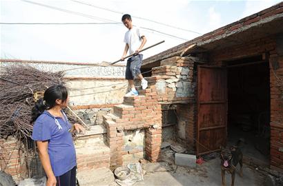 學(xué)習(xí)尖子家貧僅兩套衣服過(guò)夏天 學(xué)習(xí)尖子家貧僅兩套衣服過(guò)夏天