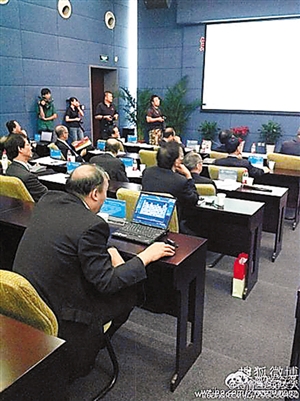 浙大校長楊衛(wèi)正在用筆記本電腦玩牌。