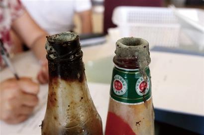 青島大公島酒店上菜前臟抹布擦盤子 辣椒長(zhǎng)毛醬過期