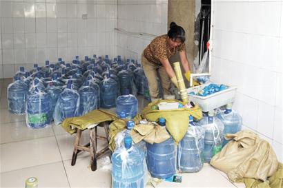 青島黑作坊自家挖口水井當山泉賣 便池旁灌進發(fā)霉桶