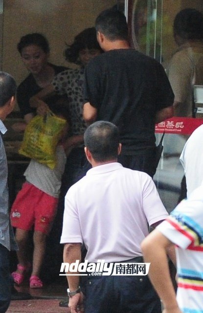 特警出動(dòng)解救被劫持人質(zhì) 動(dòng)作帥氣跑步撤離