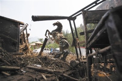 昨日，房山十渡景區(qū)，馬雕塑被放在一堆雜物里。