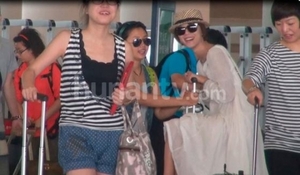 王珞丹黑超現(xiàn)身機(jī)場(chǎng)賣(mài)萌 坐箱子滑行與助手逗樂(lè)