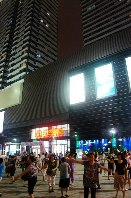 萬達(dá)廣場跳舞老人頻遭高空水彈 疑保安報復(fù)