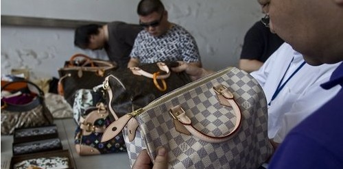 海關(guān)罰沒名車名包后拍賣 170萬奔馳32萬成交 海關(guān)罰沒名車名包后拍賣 170萬奔馳32萬成交