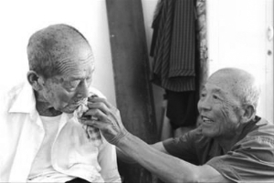 78歲老人拾荒照顧一家四口 78歲老人拾荒照顧一家四口