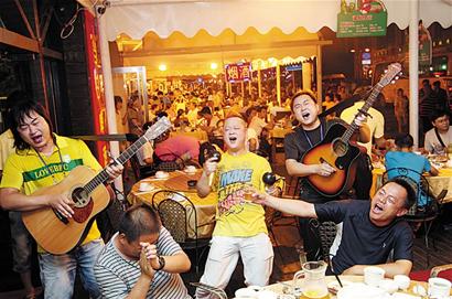 青島啤酒街真酒好菜超過(guò)癮 一廠專供成金字招牌