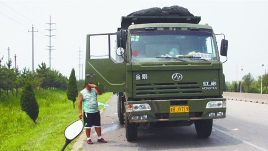 比亞迪追尾大貨散架 2人當(dāng)場死亡1人系獨(dú)子 比亞迪追尾大貨散架 2人當(dāng)場死亡1人系獨(dú)子