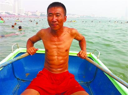 青島浴場救生員個個是古銅色肌肉男 救人時很瘋狂 青島浴場救生員個個是古銅色肌肉男 救人時很瘋狂