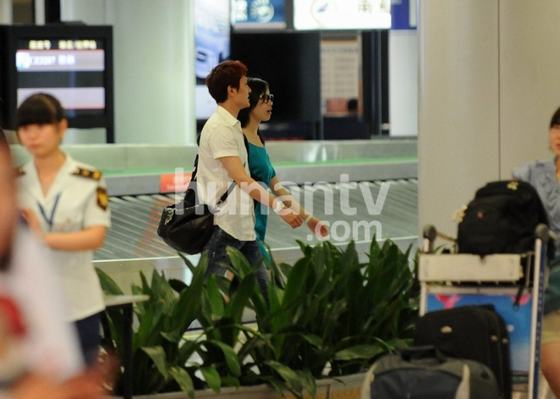 馮紹峰倪妮回京恩愛牽手 返愛巢甜蜜同居 馮紹峰倪妮回京恩愛牽手 返愛巢甜蜜同居