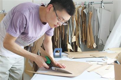 揭秘青島高薪職業(yè)服裝打板工:年薪輕松10萬 不怕高房價 揭秘青島高薪職業(yè)服裝打板工:年薪輕松10萬 不怕高房價