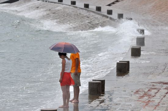 青島海邊大潮很兇險(xiǎn) 游人嬉浪突然濕身險(xiǎn)被卷走