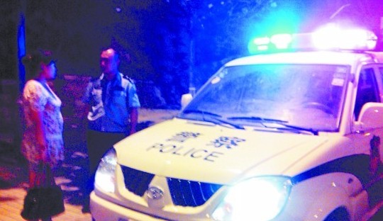 青島妙齡女深夜攔出租欲輕生 的哥報(bào)警生死救援 青島妙齡女深夜攔出租欲輕生 的哥報(bào)警生死救援