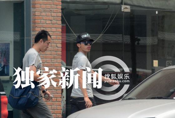 李晨張馨予戀情曝光 李晨心情好狂吃大排檔 李晨張馨予戀情曝光 李晨心情好狂吃大排檔