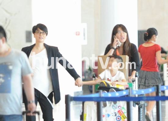 毛阿敏攜愛(ài)子現(xiàn)身機(jī)場(chǎng)秀母愛(ài)