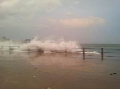 臺風(fēng)達(dá)維襲青島，網(wǎng)友實(shí)拍前海