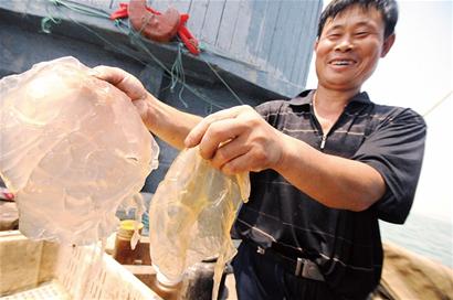 青島開(kāi)海首日遇滑鐵盧 撈到一只螃蟹兩只對(duì)蝦