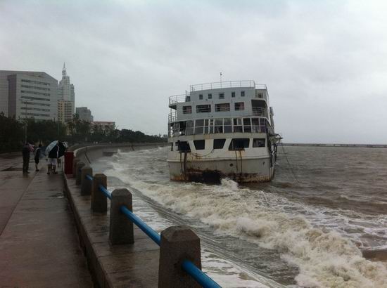 網(wǎng)友實拍臺風(fēng)達(dá)維影響下的青島