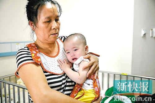 被掛錯藥的女嬰似乎受到了驚嚇。