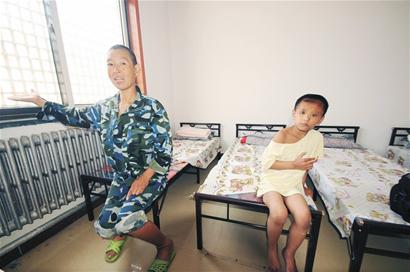 青島流浪智障女住小樹(shù)林懷胎6月 計(jì)生委稱允許生