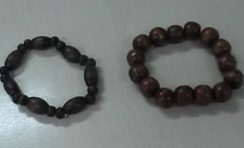 中山公園現(xiàn)大批高僧 手鏈強(qiáng)戴游客手張口要錢(qián)