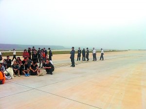 機(jī)場(chǎng)航班延誤乘客搶飛機(jī)