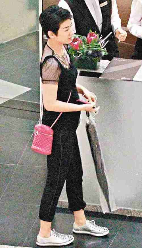 黃奕身材大變凸肚圓潤(rùn)