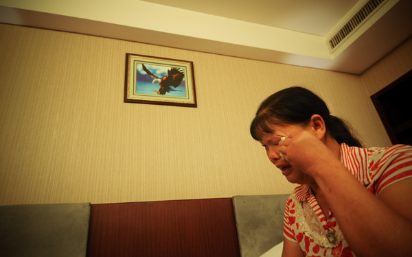 8月7日，“被自殺”當(dāng)事人周蘭蘭在鏡頭前傾訴自己的無奈。