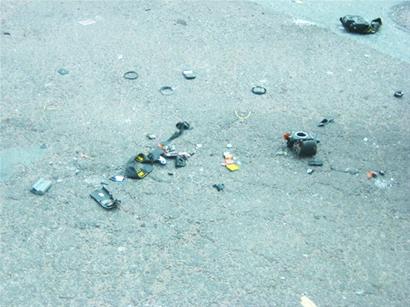 青島狂躁男狂扔數(shù)臺萬元相機 手機電熨斗啞鈴扔一街 青島狂躁男狂扔數(shù)臺萬元相機 手機電熨斗啞鈴扔一街