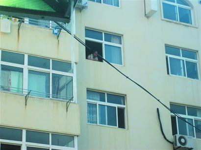 青島狂躁男狂扔數(shù)臺萬元相機(jī) 手機(jī)電熨斗啞鈴扔一街 青島狂躁男狂扔數(shù)臺萬元相機(jī) 手機(jī)電熨斗啞鈴扔一街