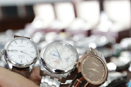 價(jià)值十萬名表僅賣千元 假冒名表專家難辨真?zhèn)? align=