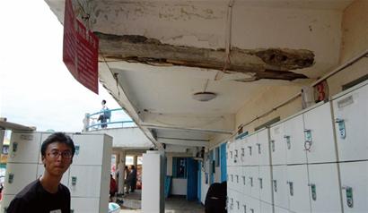 前海一線(xiàn)浴場(chǎng)集體整容 棧橋沙灘漂浮無(wú)數(shù)垃圾