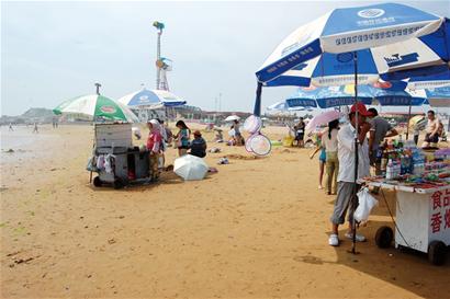 前海一線(xiàn)浴場(chǎng)集體整容 棧橋沙灘漂浮無(wú)數(shù)垃圾