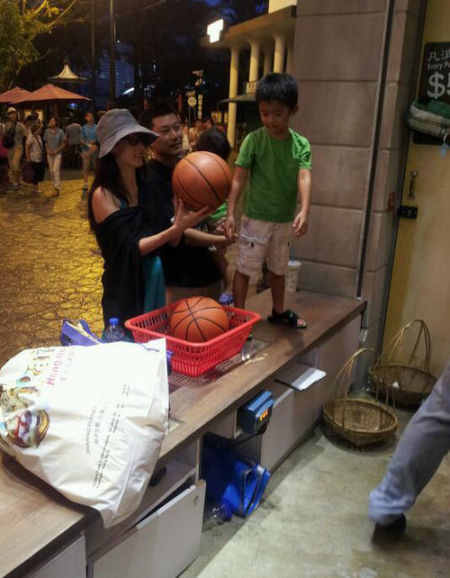 張柏芝低調(diào)攜子出游、