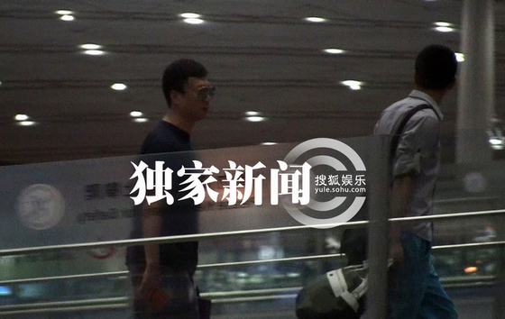 孫紅雷孤單回京無(wú)人陪 墨鏡遮面扮型男